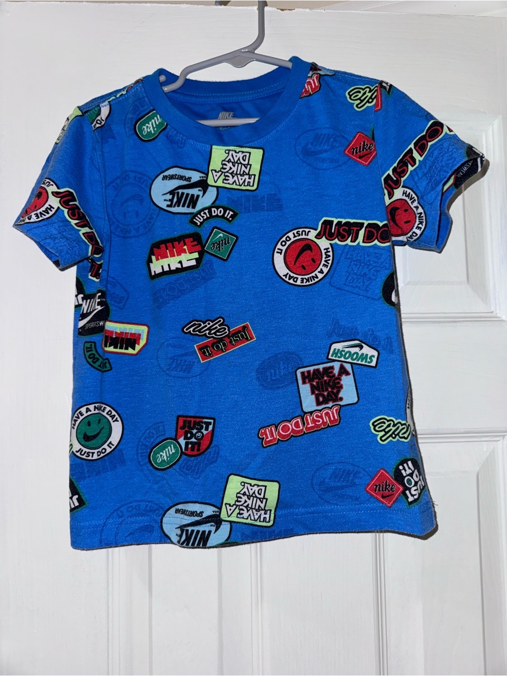 Nike Boys Blue Allover Logo Graphic T-Shirt Size 5 Short Sleeve